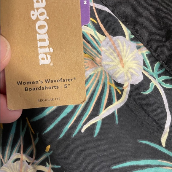 PATAGONIA- woman’s Wavefarer Boardshorts - 5" - NWT - Picture 4 of 4